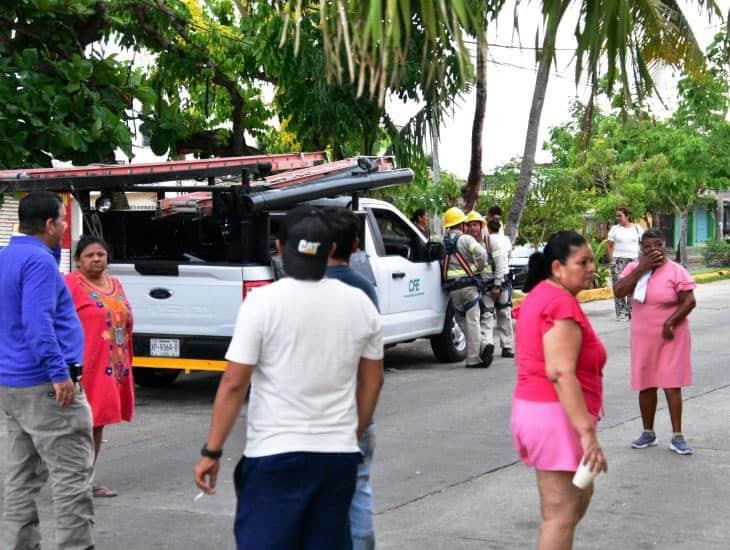 Vecinos retienen camioneta de CFE en Coatzacoalcos tras cumplir 48 horas sin energía eléctrica | VIDEO
