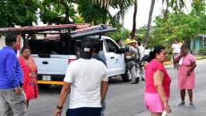 Vecinos retienen camioneta de CFE en Coatzacoalcos tras cumplir 48 horas sin energía eléctrica | VIDEO