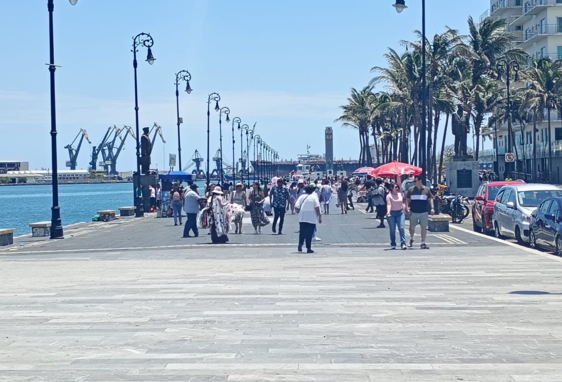 Familias disfrutan el Malecón de Veracruz y artesanías tras el Día de las Madres