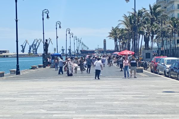 Familias disfrutan el Malecón de Veracruz y artesanías tras el Día de las Madres