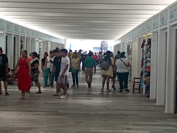 Familias disfrutan el Malecón de Veracruz y artesanías tras el Día de las Madres