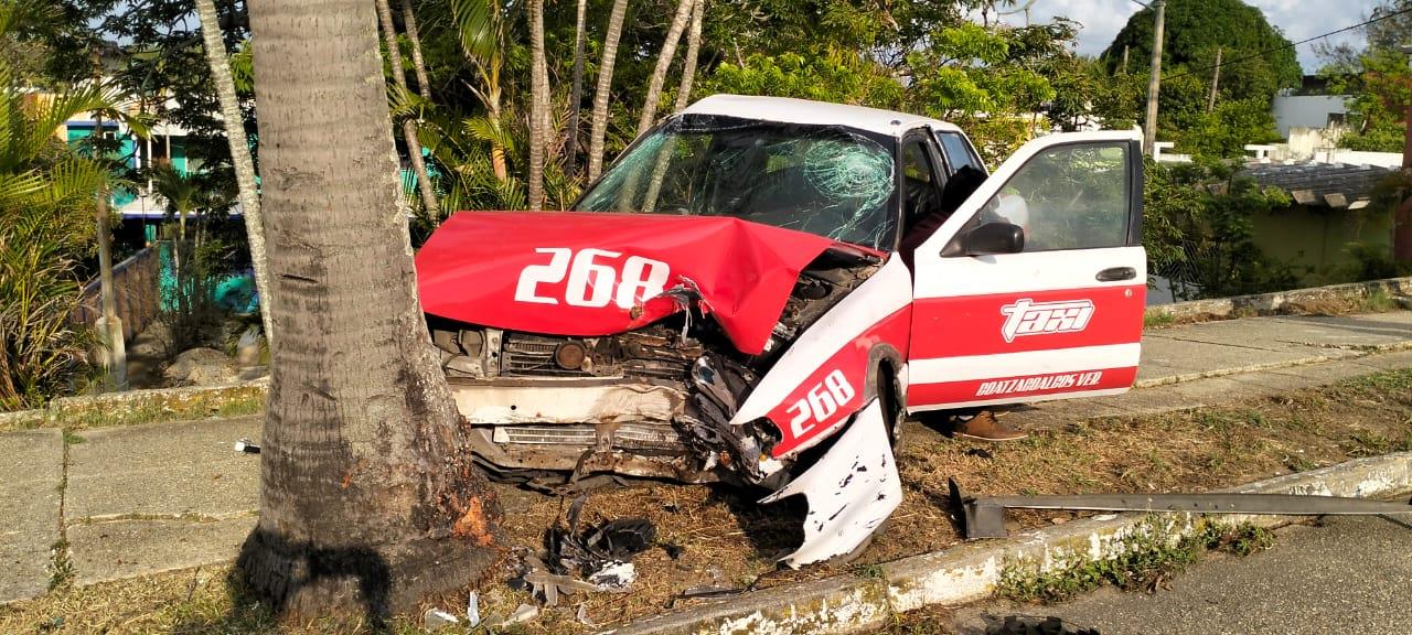 Taxi termina destrozado tras impactarse contra palmera en Playa de Oro