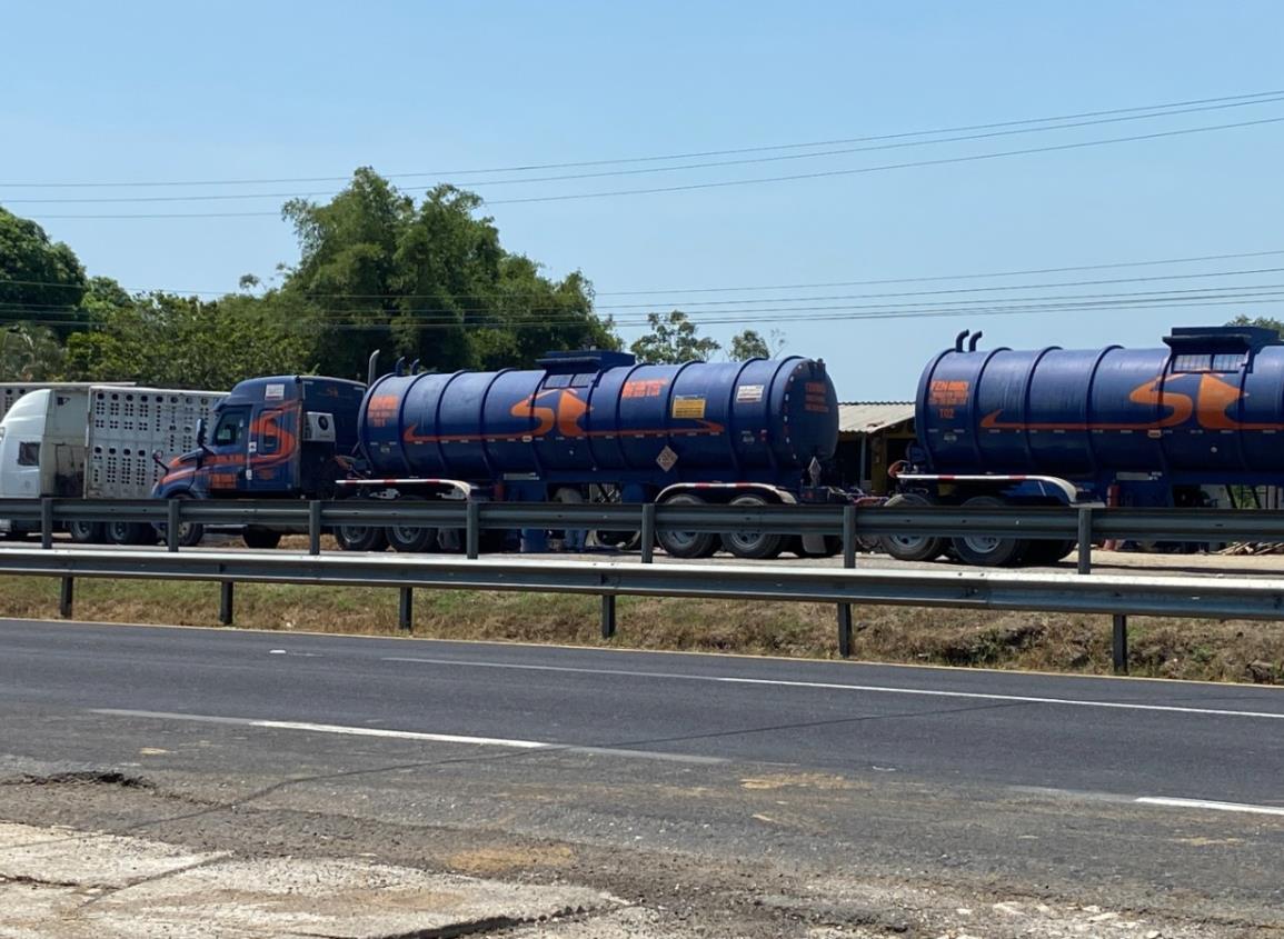 Un riesgo carretera Villahermosa-Coatzacoalcos; tramo de Paradero 18 carece de señalamientos y reductores