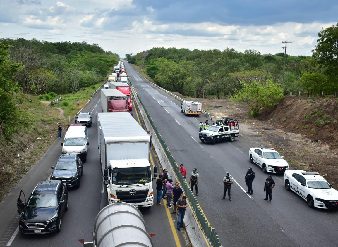 Habitantes de localidades de Acayucan cerraron autopista del sur durante 4 horas por falta de energía |VIDEO