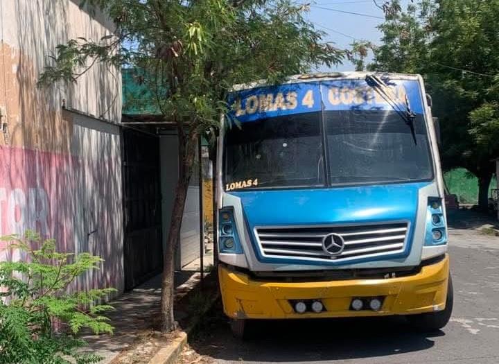 Acusan que chofer de camión urbano tapa las entradas de los vecinos
