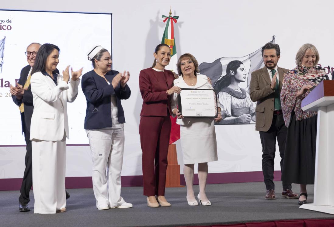 Claudia Sheinbaum entrega reconocimientos a enfermeras destacas del país