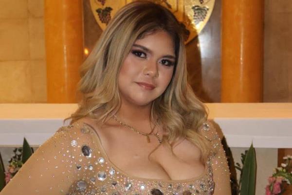 Renatta Zamora Jones es celebrada por sus XV años