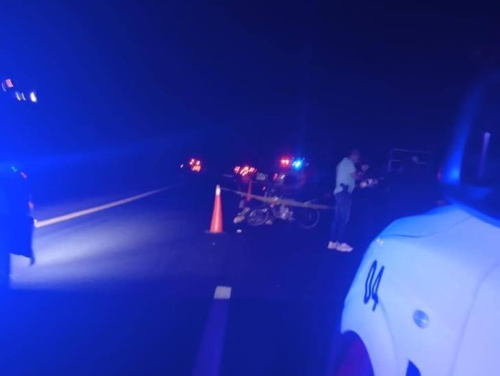 Motociclista se impacta contra tráiler y pierde la vida en Moloacán