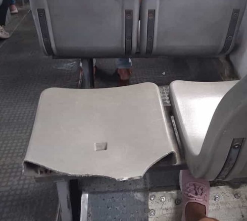 Exhiben camión urbano de Veracruz con asientos destruidos; usuarios temen accidentes| VIDEO