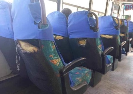 Exhiben camión urbano de Veracruz con asientos destruidos; usuarios temen accidentes| VIDEO