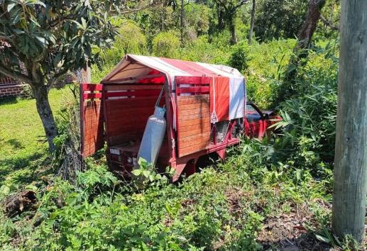 En Santa Cruz Hidalgo, Misantla, camioneta se estrella contra árbol