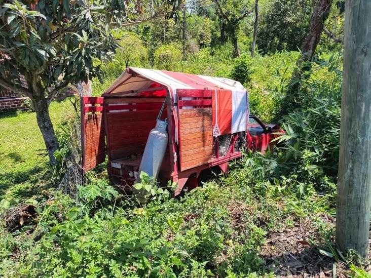 En Santa Cruz Hidalgo, Misantla, camioneta se estrella contra árbol