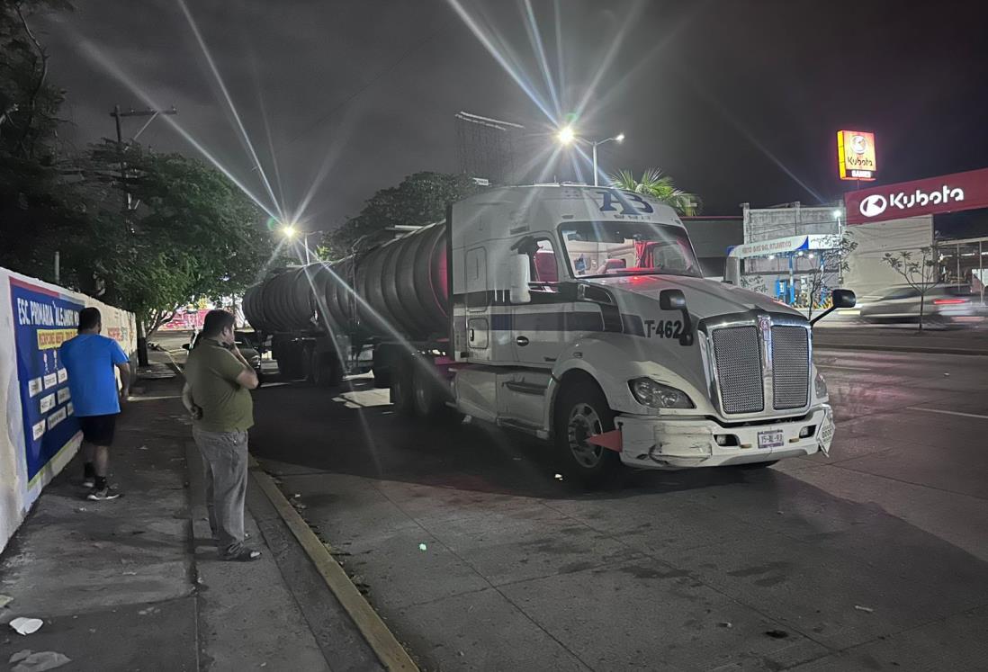 Persiguen a chofer de pipa por ocasionar accidente; se quería dar a la fuga