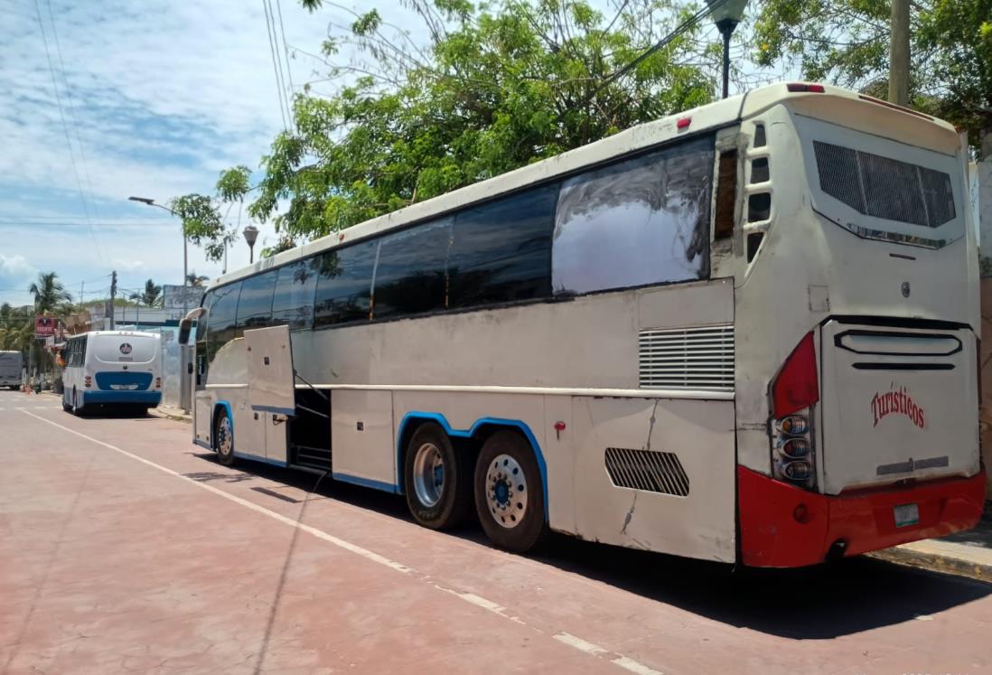 Mientras chofer dormía, roban la batería a autobús turístico en Chachalacas