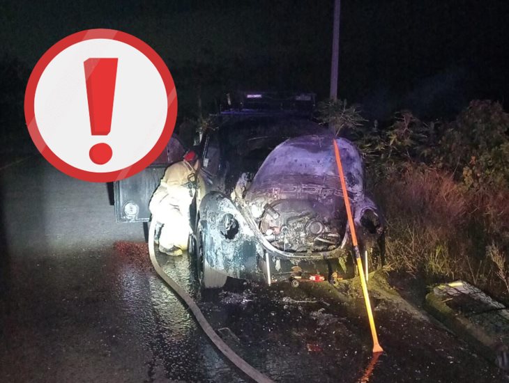 Se incendia un  vochito en la carretera Córdoba-Veracruz