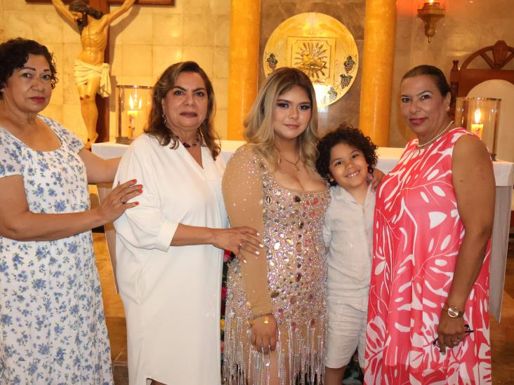 Renatta Zamora Jones es celebrada por sus XV años