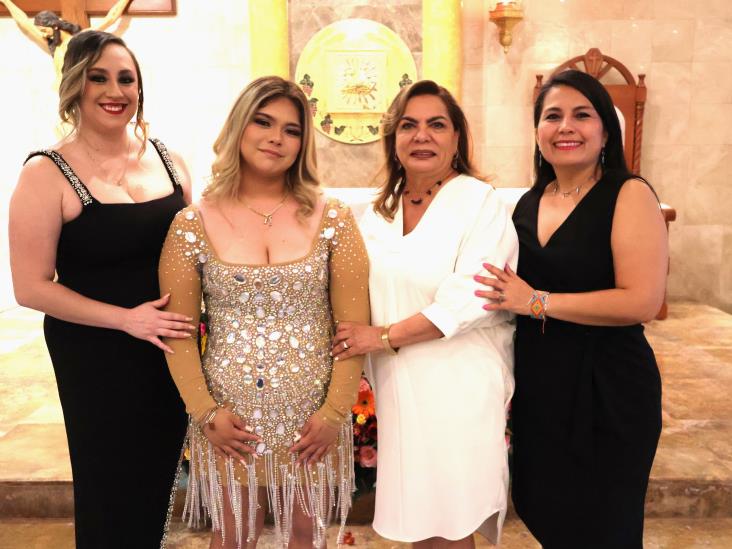 Renatta Zamora Jones es celebrada por sus XV años