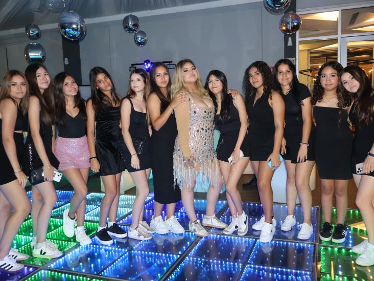 Renatta Zamora Jones es celebrada por sus XV años