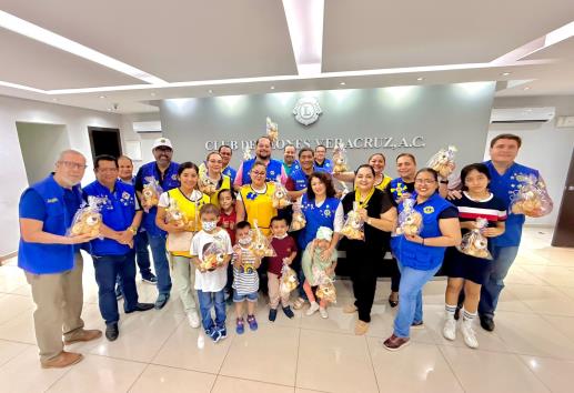 Club de Leones de Veracruz AC entrega leoncitos de peluche