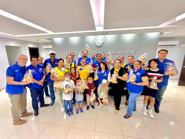 Club de Leones de Veracruz AC entrega leoncitos de peluche