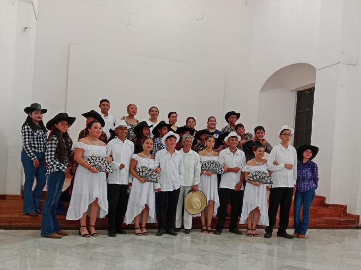 Disfrutan la presentación de ´Folklor huasteco y danzones´