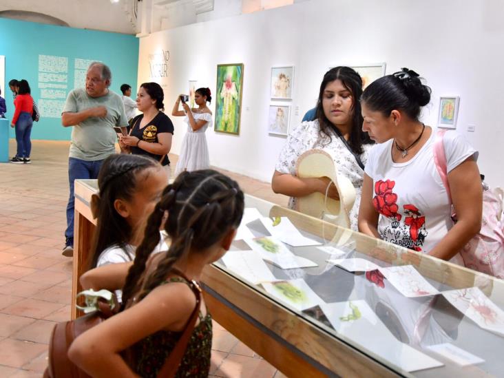 Disfrutan la presentación de ´Folklor huasteco y danzones´