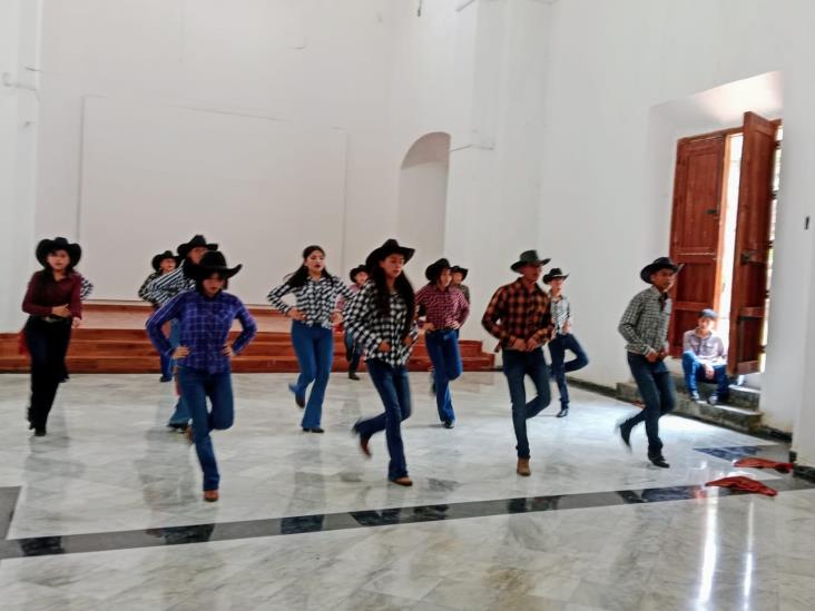 Disfrutan la presentación de ´Folklor huasteco y danzones´
