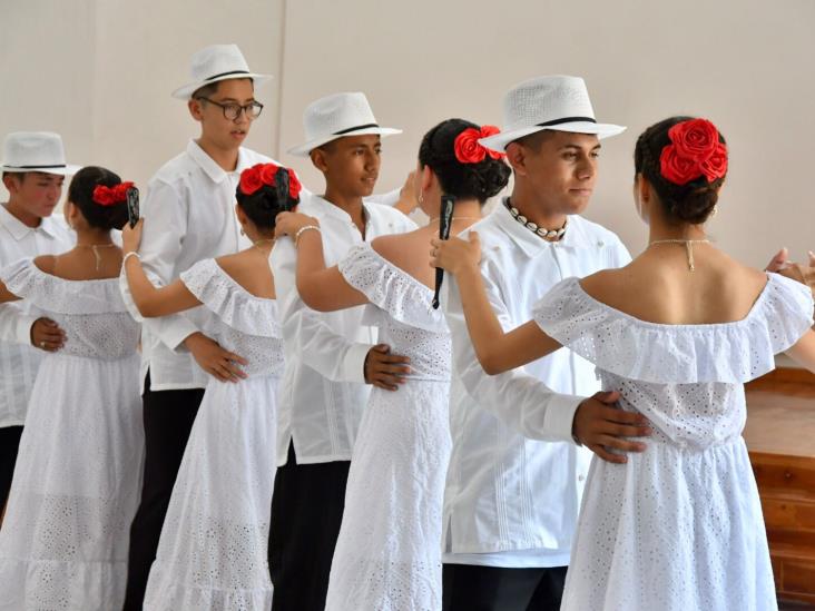 Disfrutan la presentación de ´Folklor huasteco y danzones´
