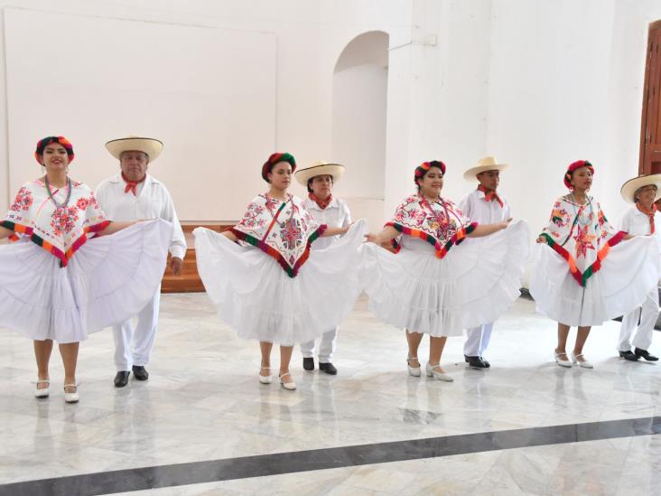 Disfrutan la presentación de ´Folklor huasteco y danzones´