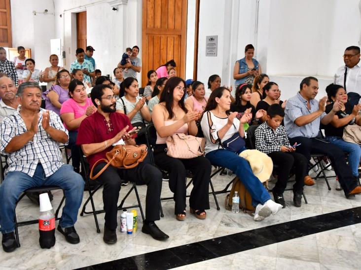 Disfrutan la presentación de ´Folklor huasteco y danzones´