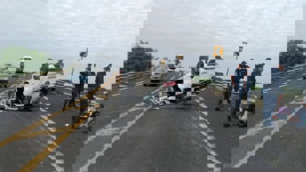 Vuelca auto en el libramiento de Cardel