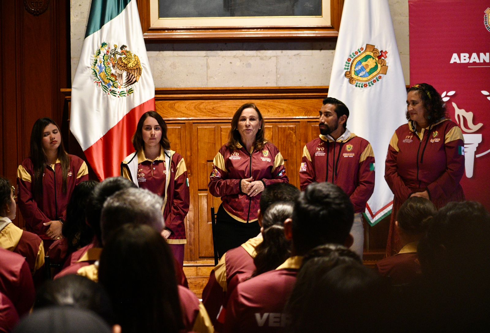 Abanderan a selección veracruzana que participará en Olimpiada Nacional Conade 2025 (+VIDEO)