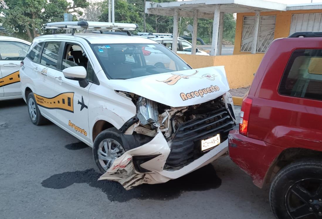 Camioneta choca contra un taxi del aeropuerto de Veracruz  e intentó escapar de la zona