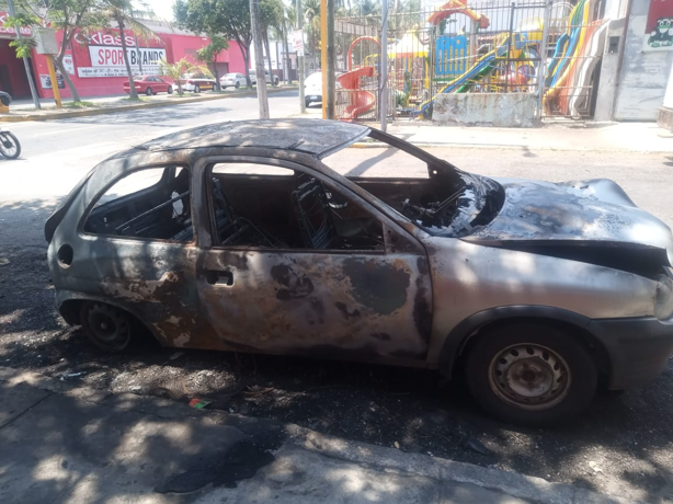 Vecinos denuncian abandono de carro incendiado en calle 20 de Noviembre en Veracruz