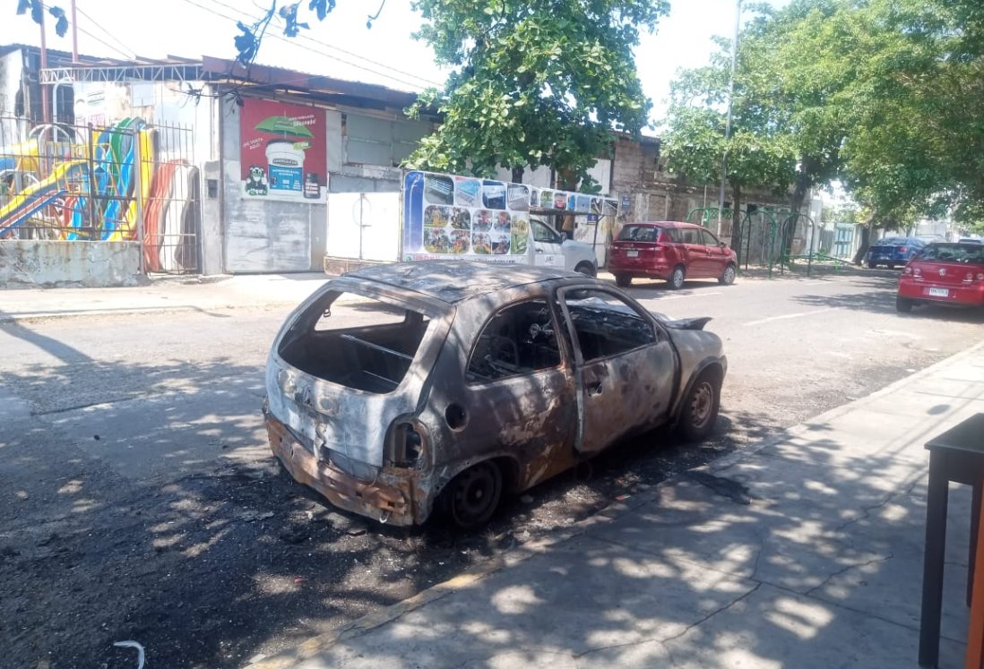 Vecinos denuncian abandono de carro incendiado en calle 20 de Noviembre en Veracruz