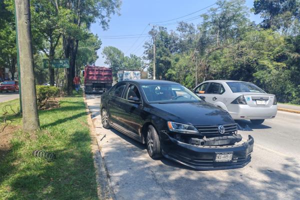Xalapa: Choque entre torton y auto paraliza tráfico en Circuito Presidentes