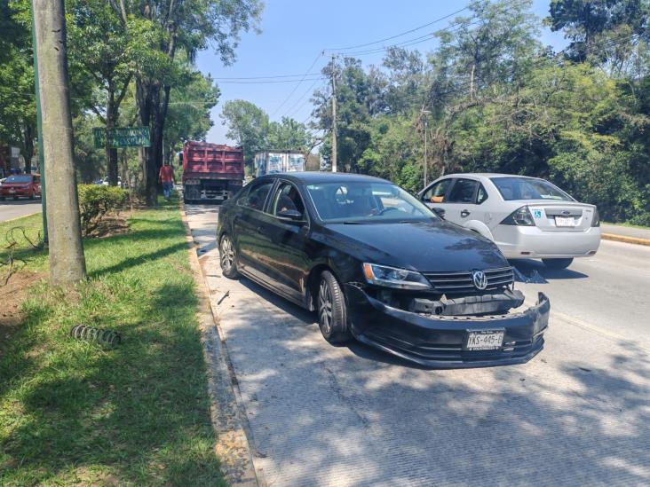 Xalapa: Choque entre torton y auto paraliza tráfico en Circuito Presidentes