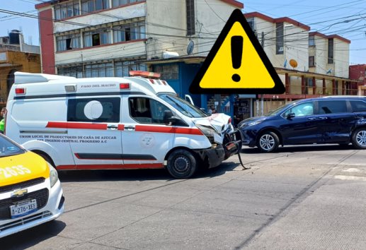 Chocan ambulancia y camioneta familiar en Córdoba; hay 4 lesionados