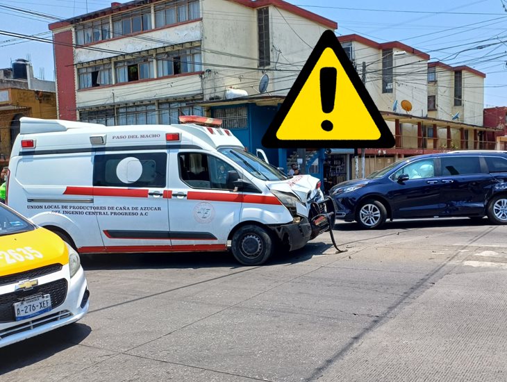 Chocan ambulancia y camioneta familiar en Córdoba; hay 4 lesionados