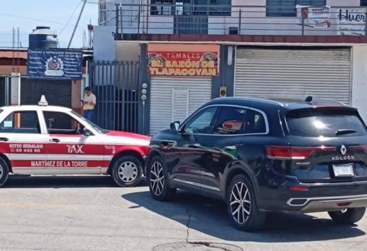Chocan taxi y camioneta en la colonia El Mirador de Martínez de la Torre