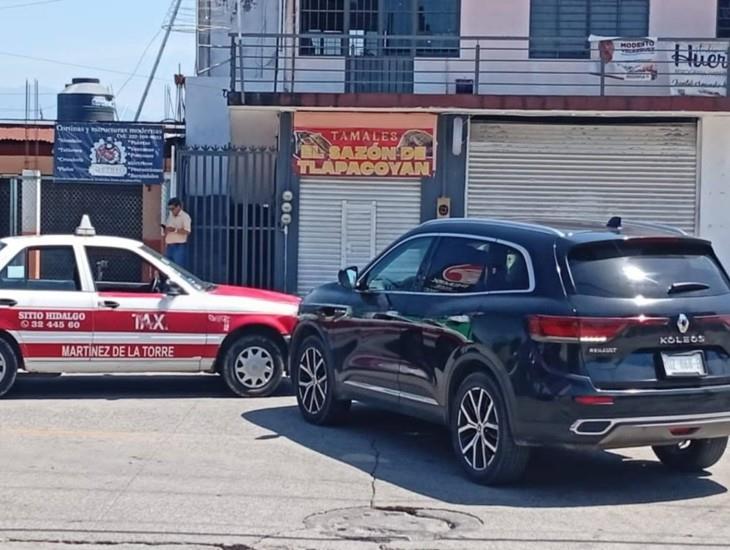 Chocan taxi y camioneta en la colonia El Mirador de Martínez de la Torre