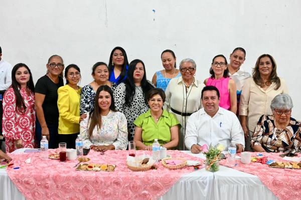 Dignificar escuelas para sembrar el futuro de Veracruz: Rosa María Hernández Espejo