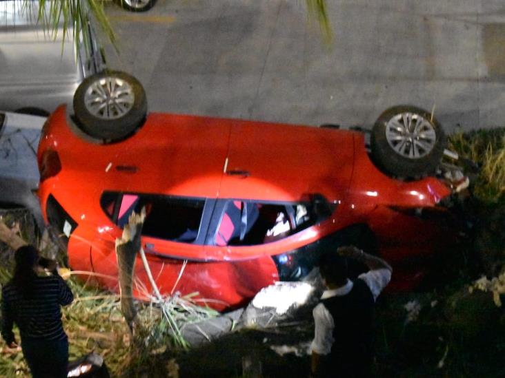 Familia escapa de la muerte en volcadura en Xalapa; auto queda destrozado frente al City Express