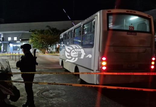 Muere hombre al ser atropellado por un autobús en Córdoba; el responsable huyó