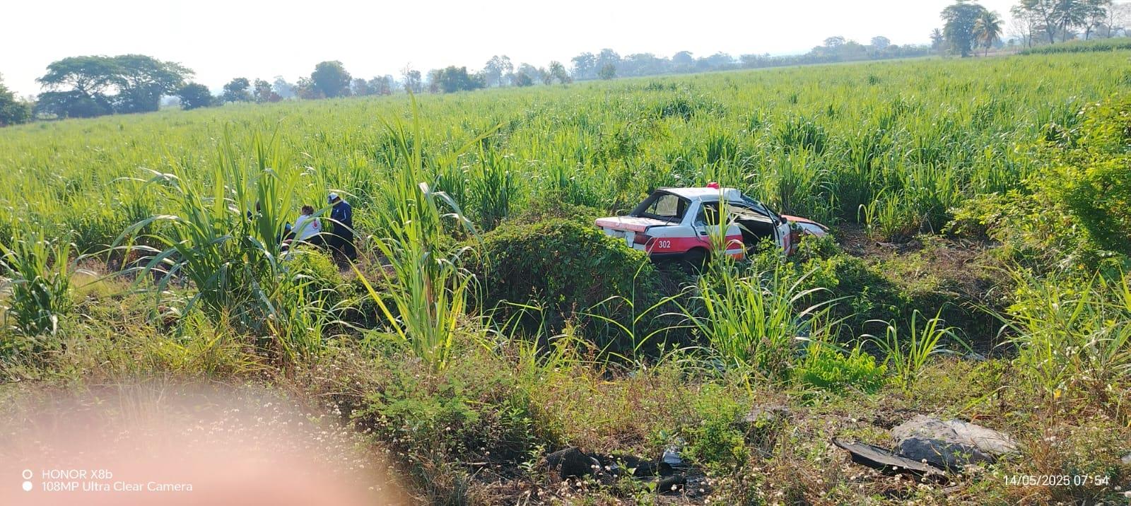 Aparatosa volcadura de taxi deja dos heridos en Cempoala, Veracruz