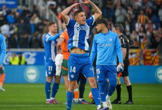 Empuja Alavés a Las Palmas al descenso en España