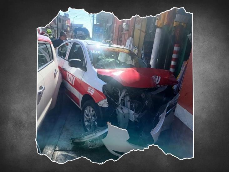 Casi termina con todo y taxi dentro de una tienda en Orizaba