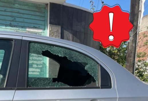 Cristalean un auto en la colonia Bella Vista en Xalapa
