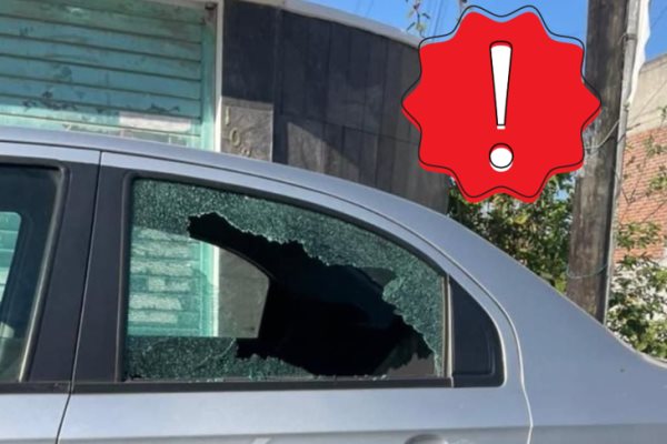 Cristalean un auto en la colonia Bella Vista en Xalapa