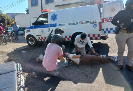 Choque en Progreso Macuiltépetl, en Xalapa, deja a joven motociclista herida